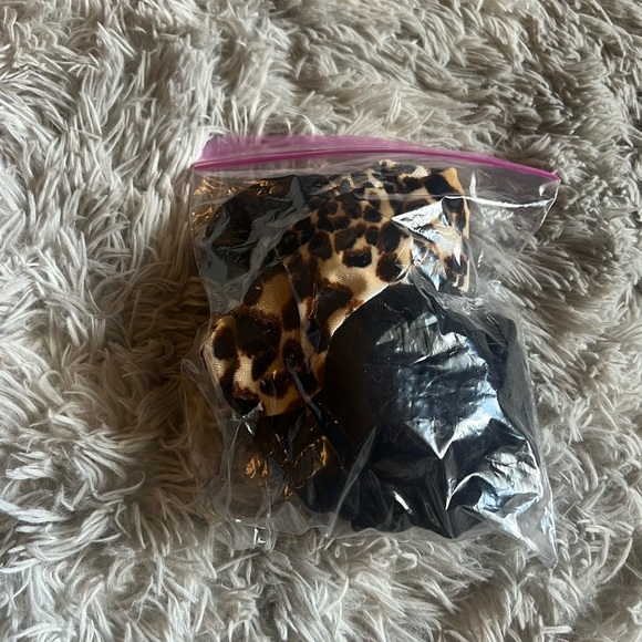 Bundle of 3 black and cheetah hair accessories - Picture 2 of 3